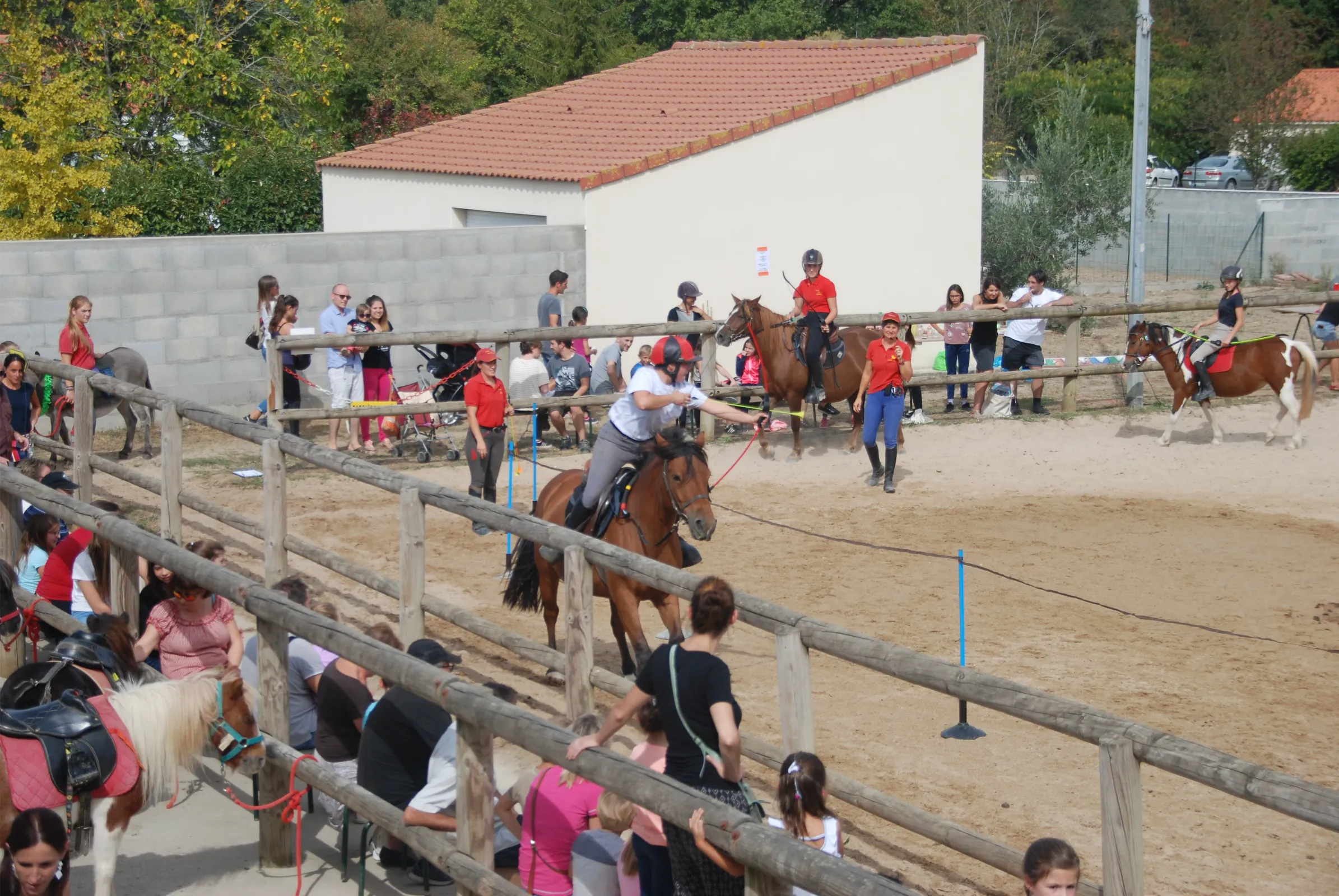 Atelier tir à l’arc encadré, avec consignes et matériel adapté, dans une ambiance sécurisée.