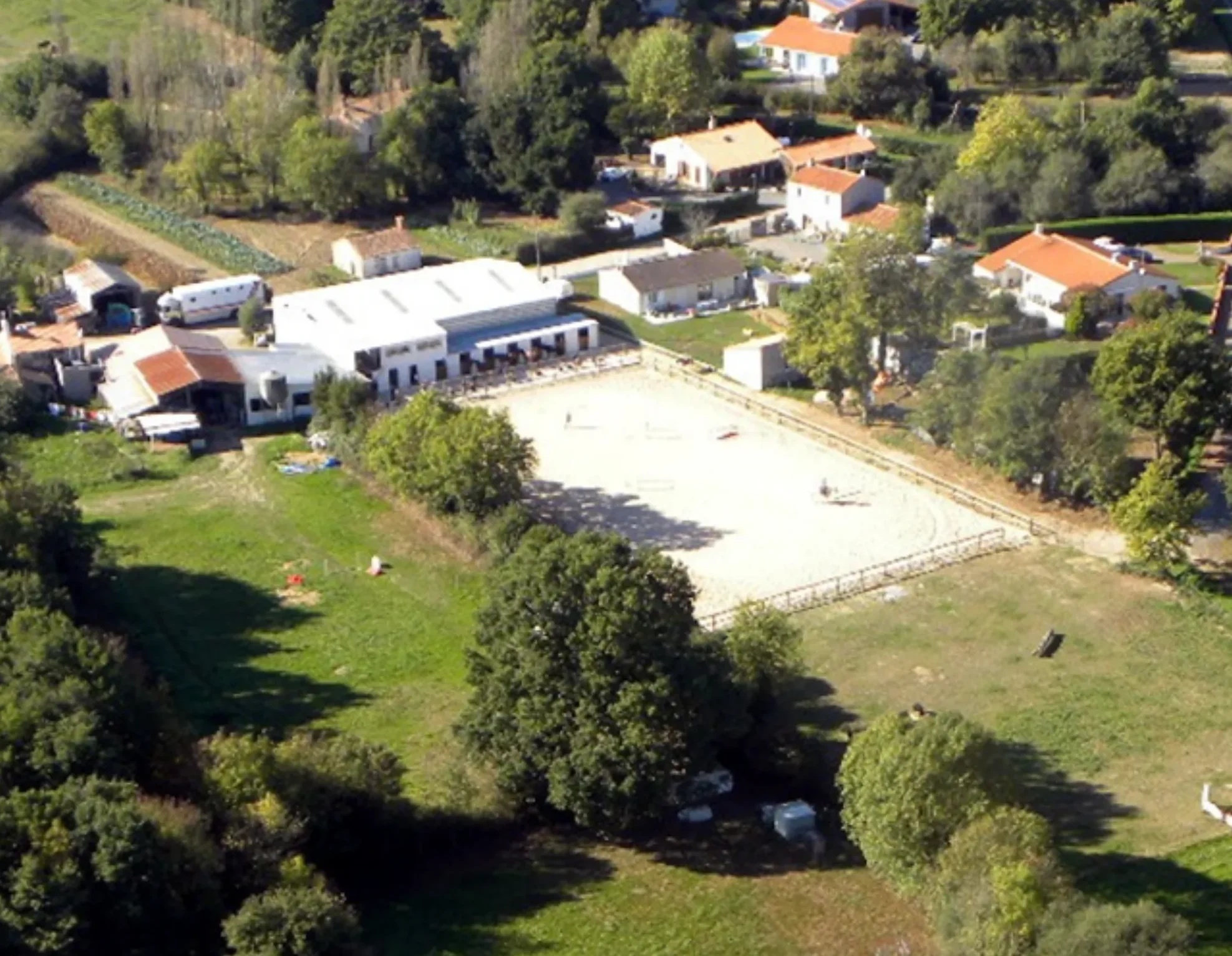 photo de vue aérienne des écuries de la Boissière