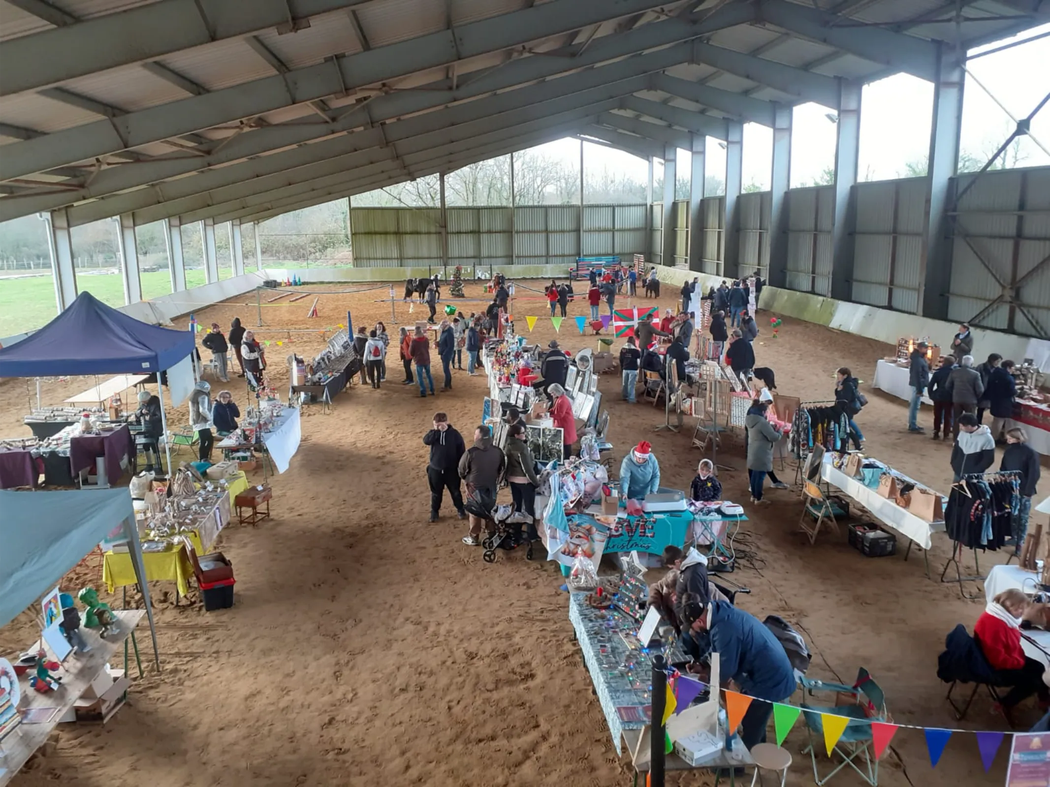 marché/vide de grenier sous le manège couvert avec poney