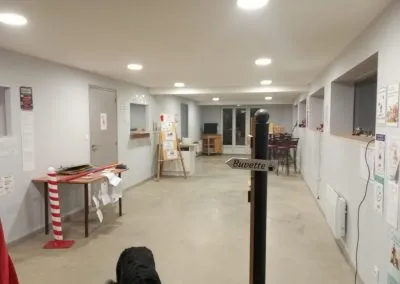 Salle d'accueil du centre équestre