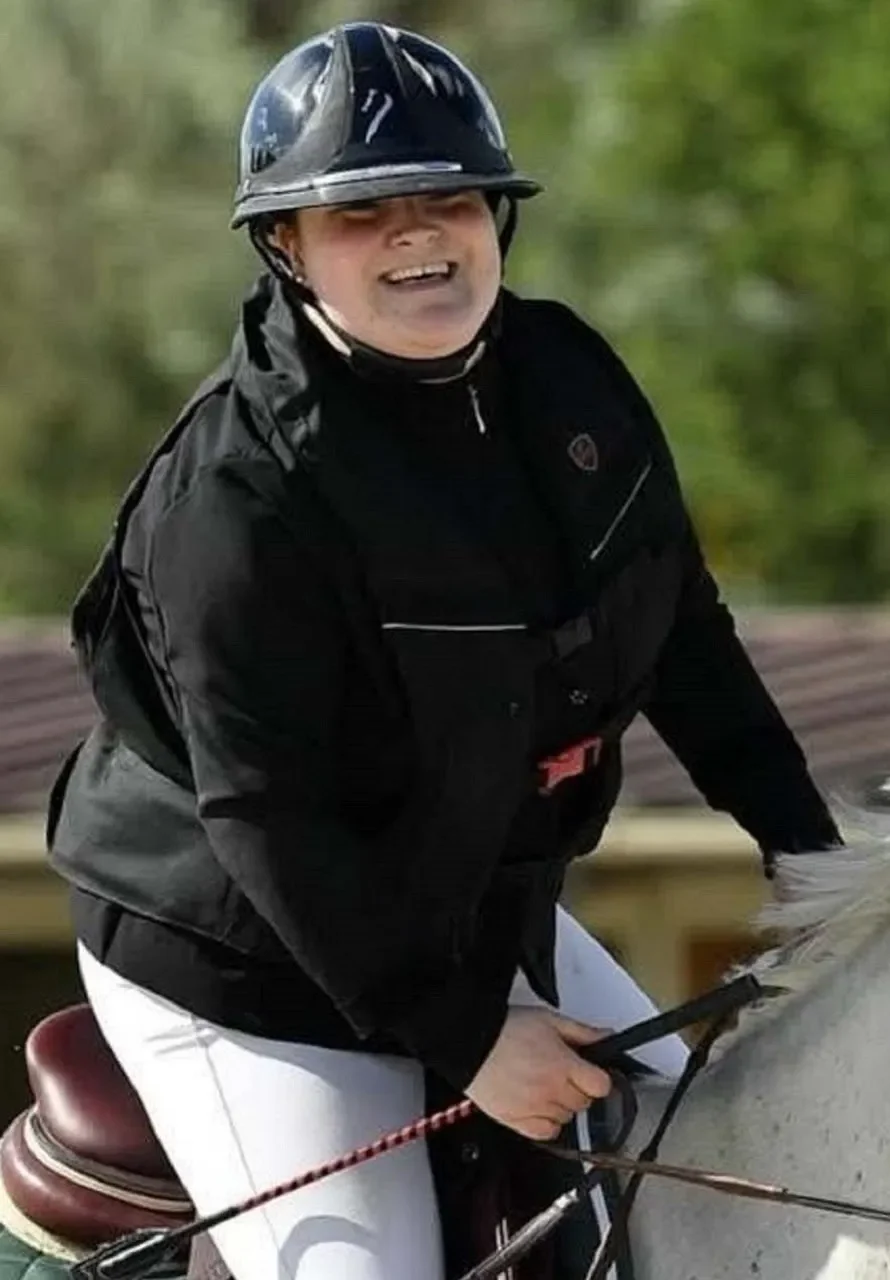 photo camille mattera monitrice équitation poney